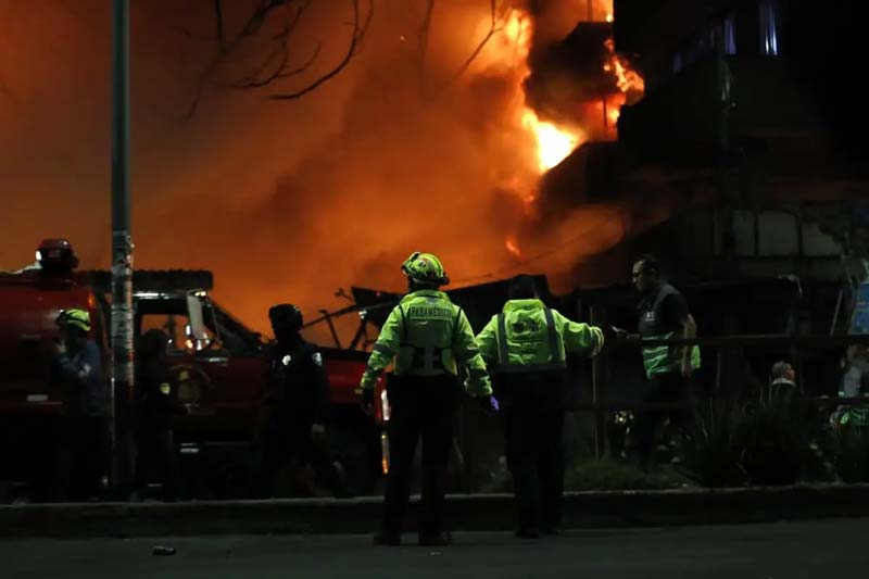Fuerte incendio frente al Mercado de Sonora provoca evacuaciones y alarma en el Centro de CDMX