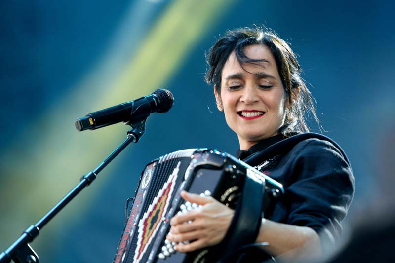 Julieta Venegas lanza “Norteña” con colaboraciones de Bronco, Lafourcade y más