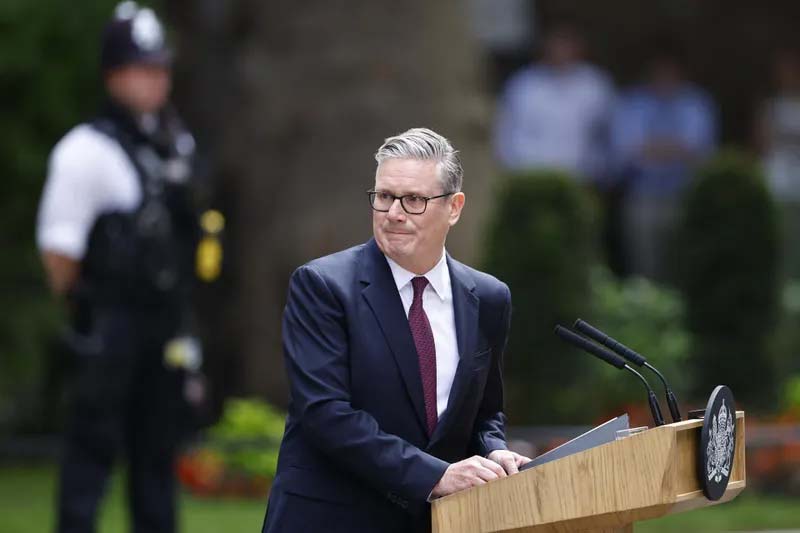 Keir Starmer dimite como primer ministro tras caída histórica de aprobación en Reino Unido