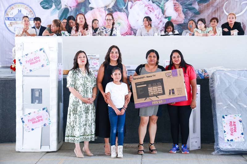 Lupita Cuautle celebra a madres sanandreseñas con entrega de obsequios en escuelas