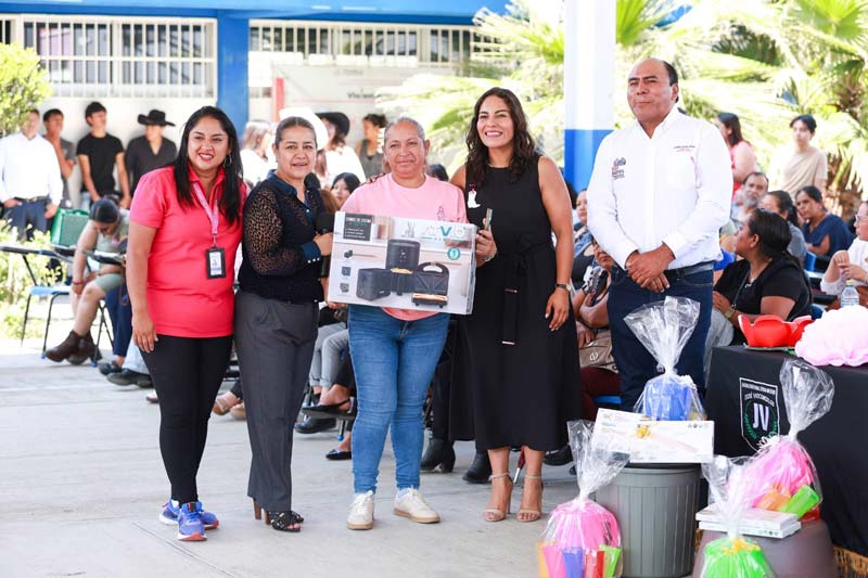 Lupita Cuautle celebra a madres sanandreseñas con entrega de obsequios en escuelas