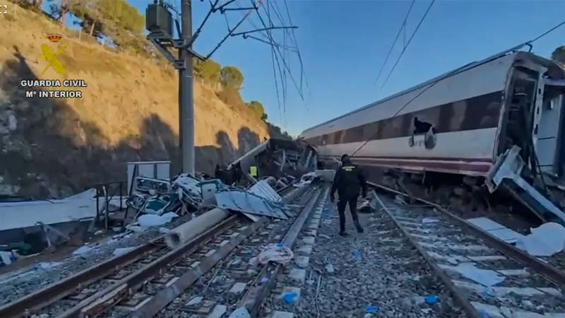 LUTO EN ESPAÑA. Colisión de trenes deja al menos 39 fallecidos
