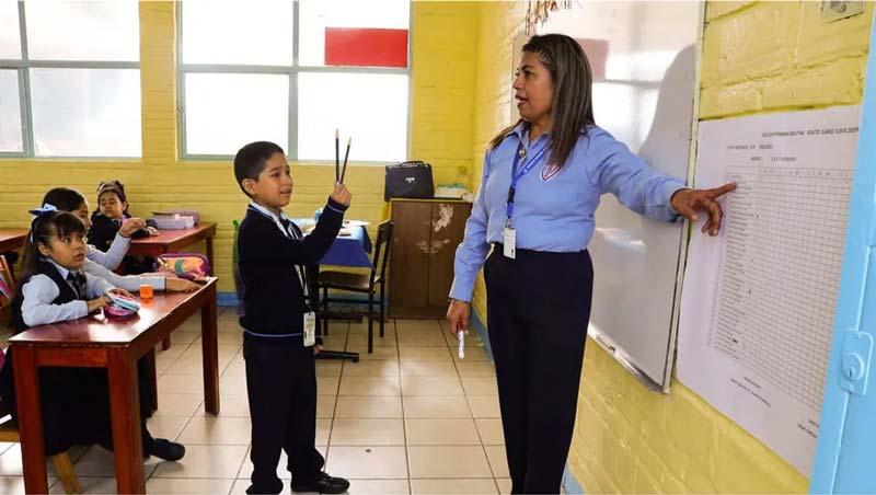 La SEP oficializó un aumento del 4% al sueldo base de los maestros de educación básica, más un 2% adicional a partir de septiembre de 2026