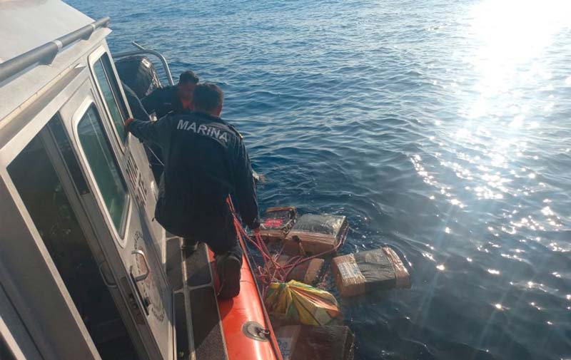 Marina intercepta cargamento de 2.1 toneladas de cocaína en aguas de Oaxaca