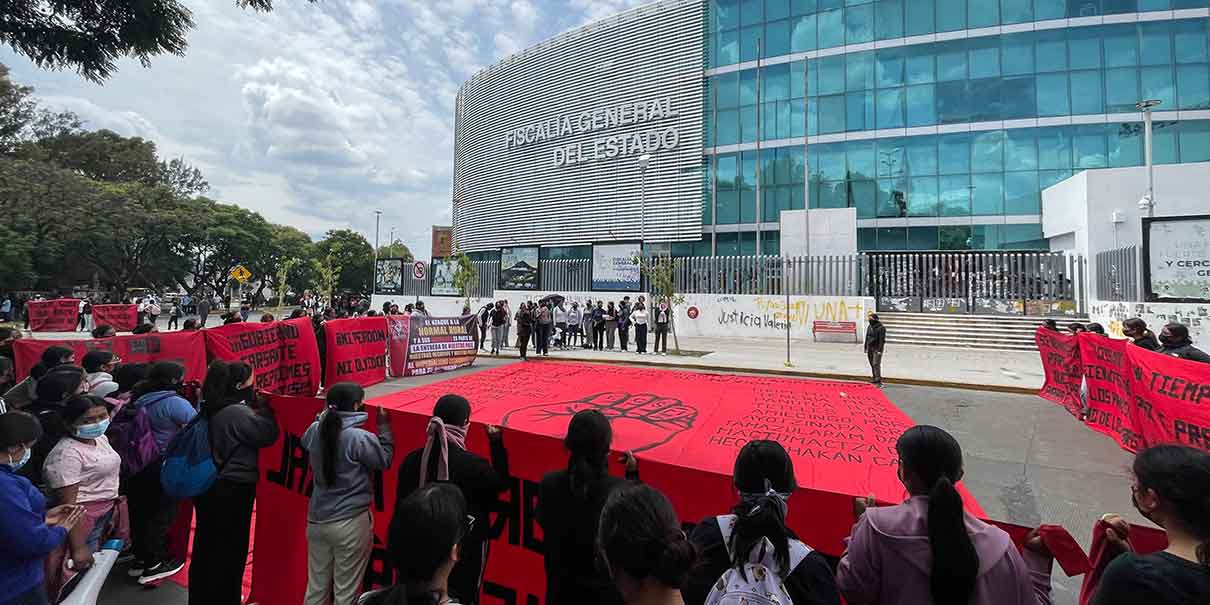 Normalistas protestan frente a la FGE