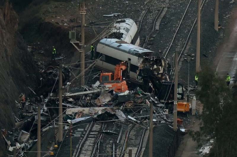 Otro nuevo accidente ferroviario en España: tren impacta maquinaria en Cartagena