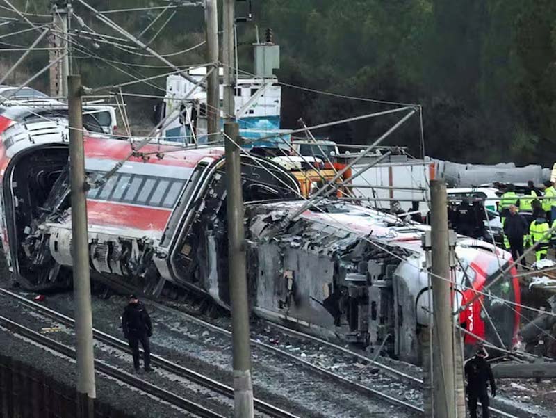 Otro nuevo accidente ferroviario en España: tren impacta maquinaria en Cartagena