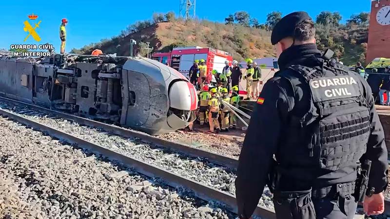 Otro nuevo accidente ferroviario en España: tren impacta maquinaria en Cartagena