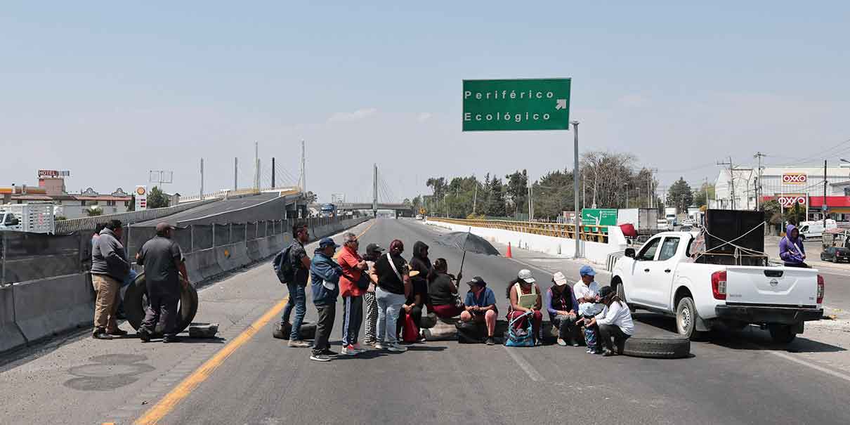 Transportistas bloquean autopista