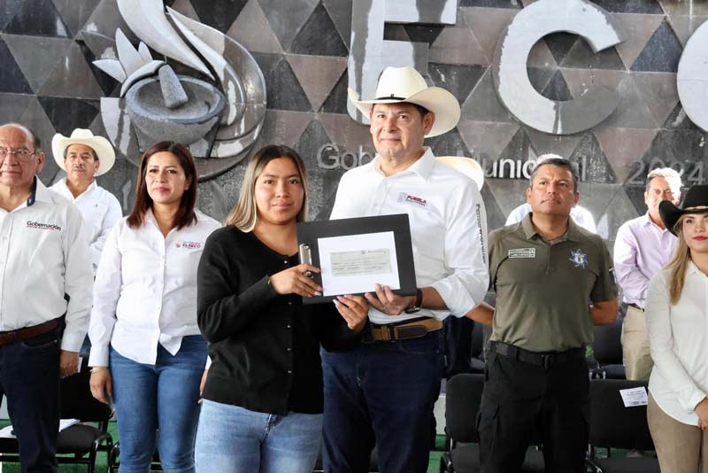 Puebla impulsa desarrollo comunitario con apoyos al campo y carreteras en El Seco