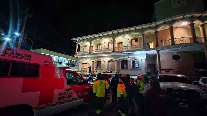 Quimixtlán: rescatan con vida a dos personas tras accidente en zona montañosa