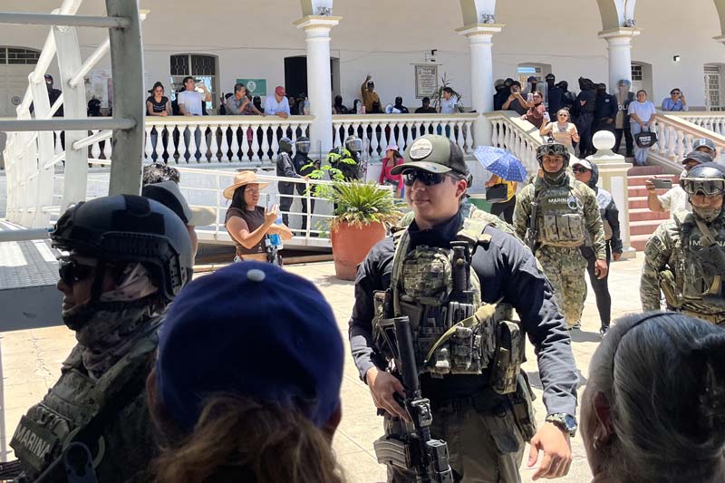 Relevos en Seguridad y reacomodos en Ayuntamiento de Acatlán; la edil sigue firme