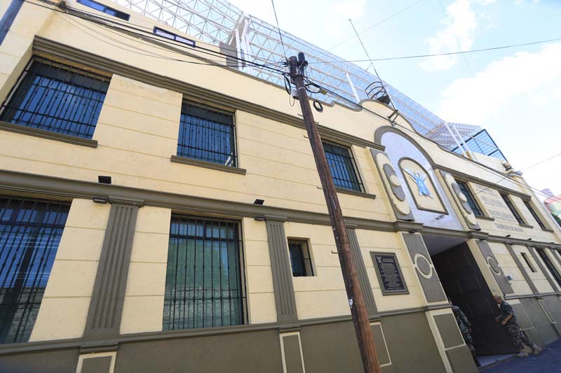 El inmueble de la Academia Militarizada ‘Ignacio Zaragoza’ comenzó a retirar su nombre e insignias tras la clausura definitiva del plantel.