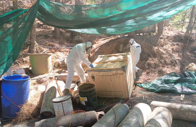 SEMAR asegura 200 kilos de cristal y químicos peligrosos en narcolaboratorios en Durango