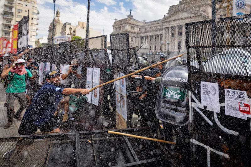 Senado argentino aprueba reforma laboral de Milei en medio de protestas y disturbios