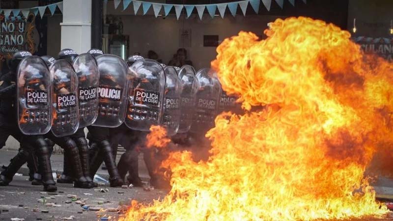 Senado argentino aprueba reforma laboral de Milei en medio de protestas y disturbios
