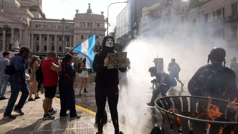 Senado argentino aprueba reforma laboral de Milei en medio de protestas y disturbios