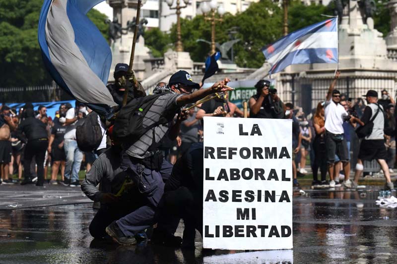 Senado argentino aprueba reforma laboral de Milei en medio de protestas y disturbios