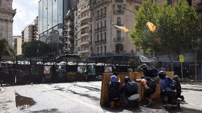 Senado argentino aprueba reforma laboral de Milei en medio de protestas y disturbios