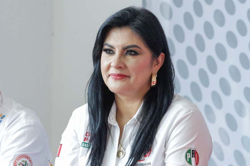 Señalan acarreo de oaxaqueños en marcha de apoyo a alcaldesa de Acatlán