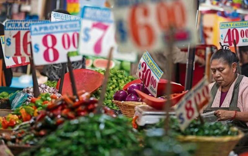 Slim advierte que Pemex y la baja producción de crudo frenan a México