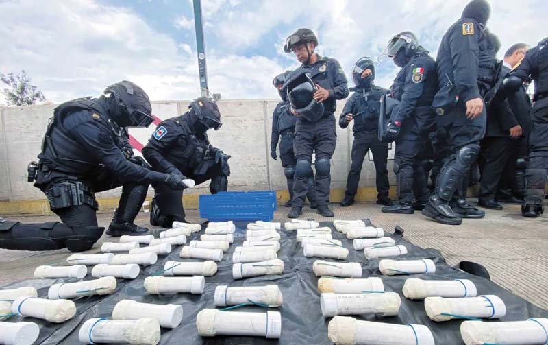 SSC frena a normalistas de Ayotzinapa con explosivos previo a su llegada a la CNTE