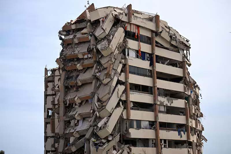 Suman 235 muertos por los terremotos en Venezuela, miles de heridos y cientos siguen atrapados