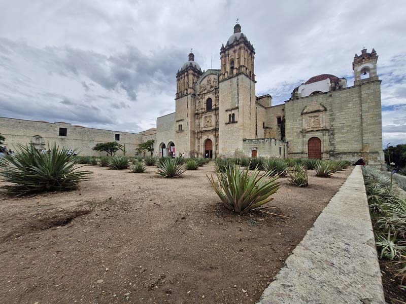 Descubre el Templo de Santo Domingo de Guzmán: joya barroca en el corazón de Oaxaca