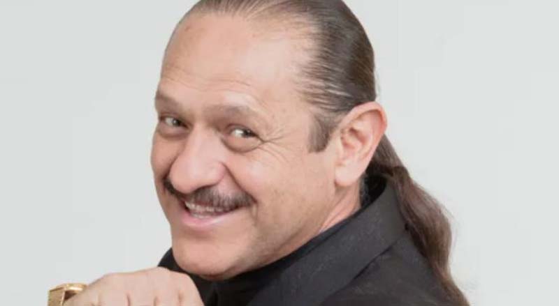 Teo González regresa a Puebla con su show “El comediante de la cola de caballo”