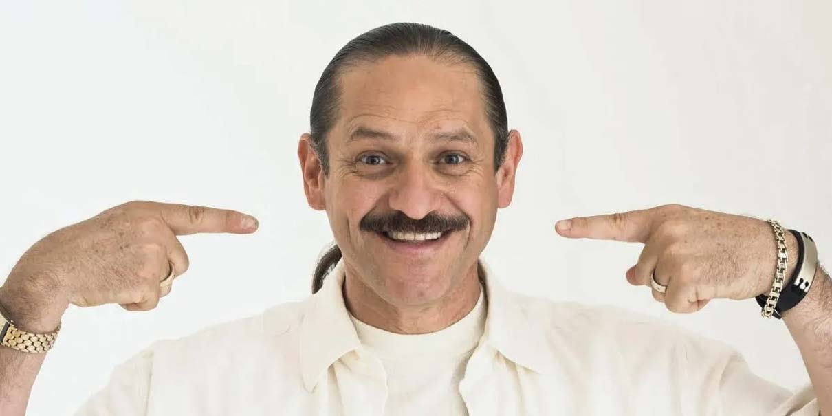Teo González regresa a Puebla con su show “El comediante de la cola de caballo”
