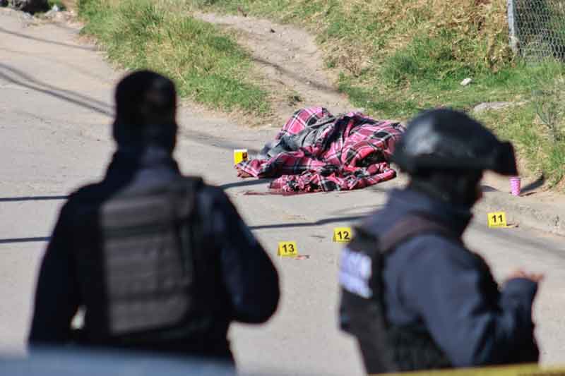 Tiran cuerpo embolsado en calles de Coronango y ejecutan a tortillero en Amozoc