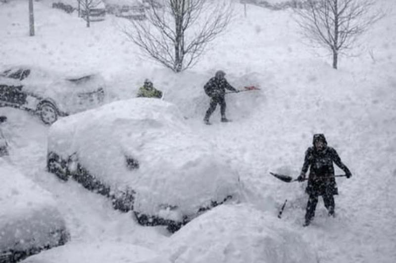 Tormenta invernal deja apagones y suspende miles de vuelos en EE. UU