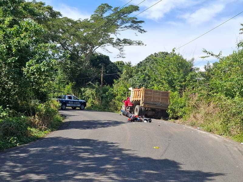 Tragedia en Venustiano Carranza: moto choca contra camión y deja un fallecido y una menor herida