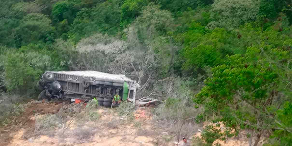 Volcadura en la Sierra Norte 