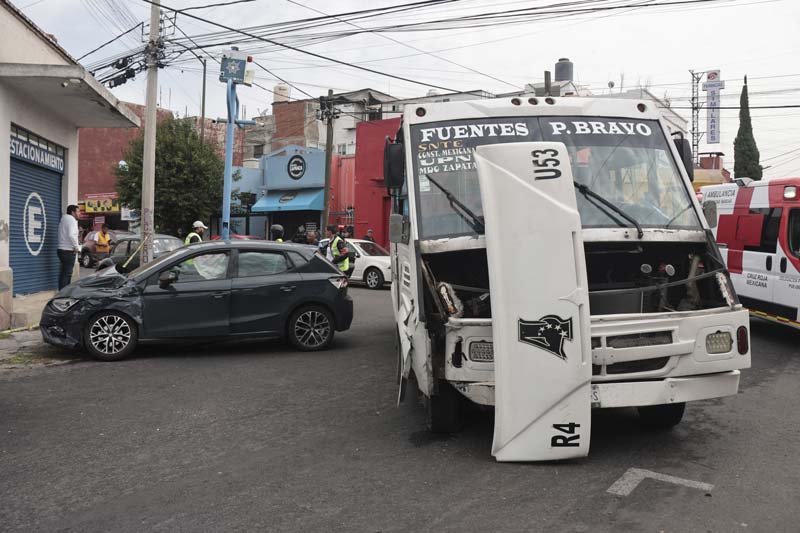 Tres menores lesionados tras choque de la ruta 4; conductor de tractocamión huye tras volcadura