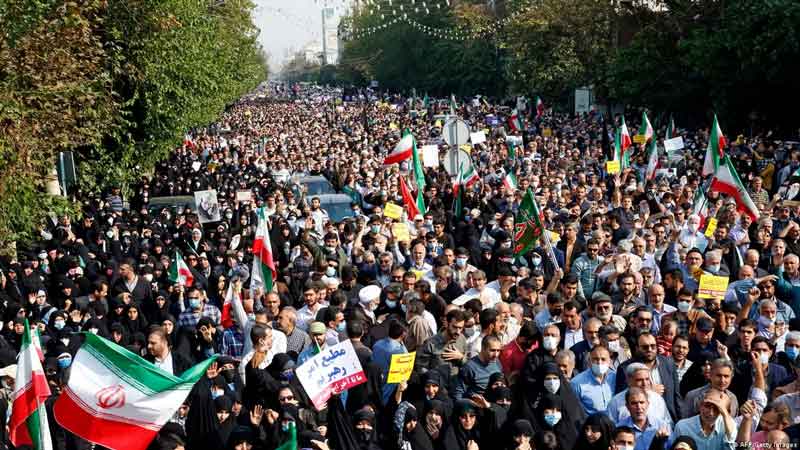 Trump insta a manifestantes iraníes a seguir protestando y tomar instituciones