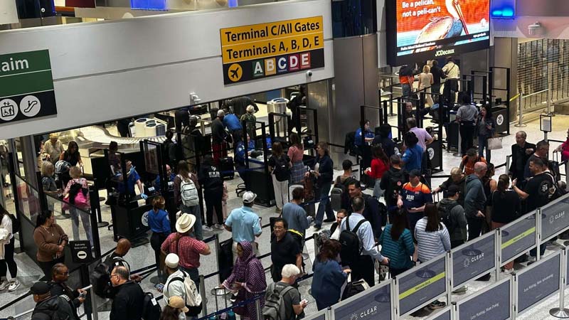 Trump ordena despliegue del ICE en aeropuertos de Estados Unidos por crisis en seguridad aérea