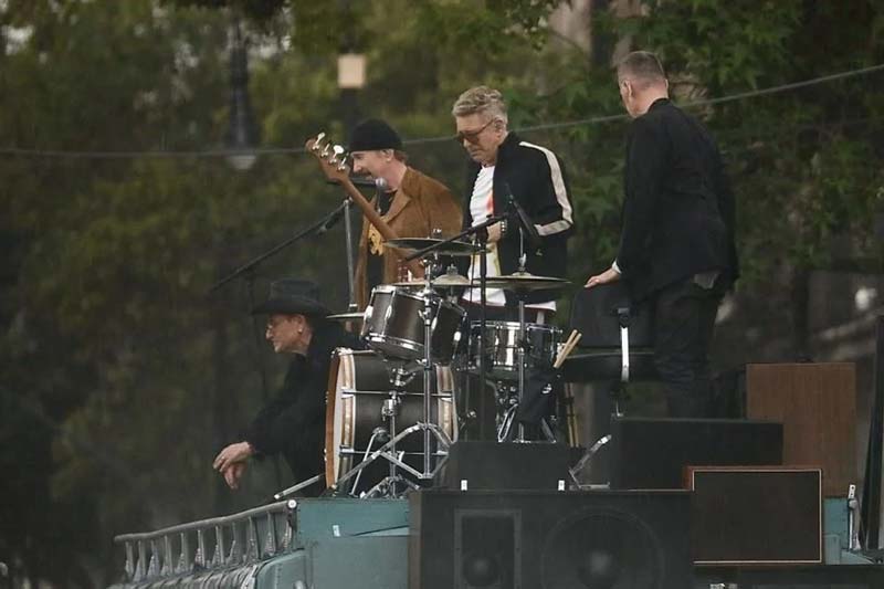 U2 desata euforia en la CDMX al grabar videoclip sorpresa sobre un autobús turístico