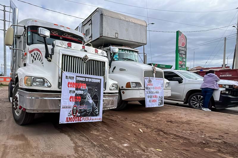 Usuarios quedan varados por paro de AMOTAC en la Vía Atlixcáyotl rumbo a Puebla