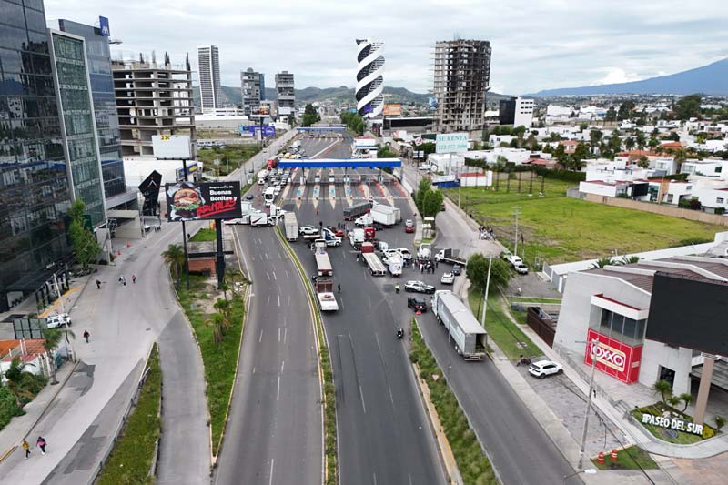 Usuarios quedan varados por paro de AMOTAC en la Vía Atlixcáyotl rumbo a Puebla