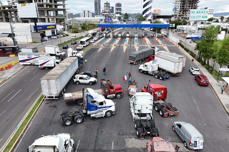 Usuarios quedan varados por paro de AMOTAC en la Vía Atlixcáyotl rumbo a Puebla