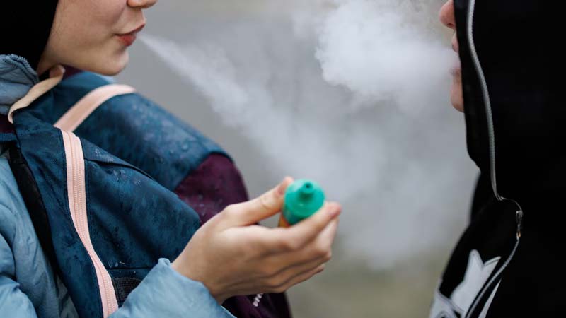 Vapeadores disparan consumo de nicotina en menores: advierten daños al cerebro