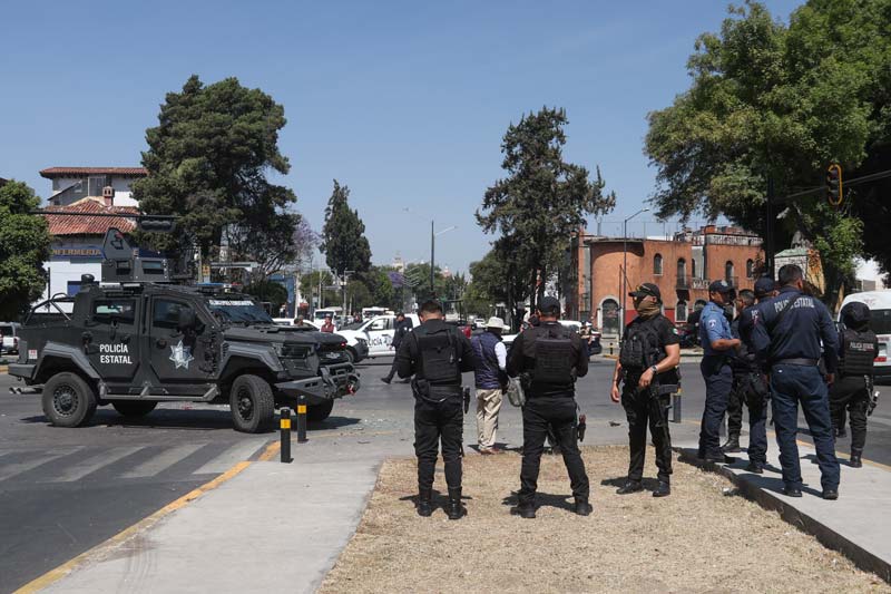 Vehículo de Fuerzas Especiales de la SSP choca con dos unidades de transporte público en Puebla