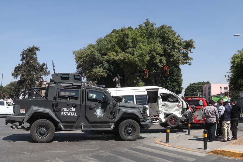 Vehículo de Fuerzas Especiales de la SSP choca con dos unidades de transporte público en Puebla