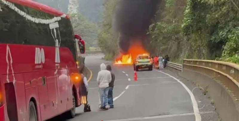 Vehículo en llamas paraliza tránsito en autopista México-Tuxpan; no hay heridos