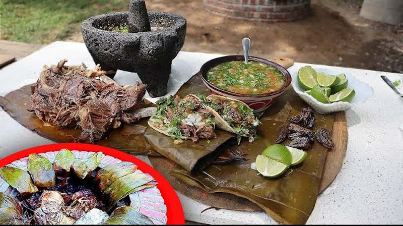 Barbacoa de borrego cocida en horno de hoyo.