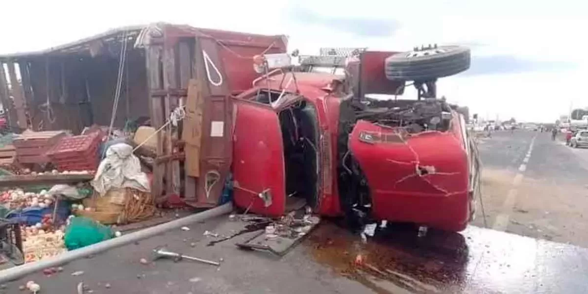 Camión destrozó auto en Tecamachalco, hubo un muerto