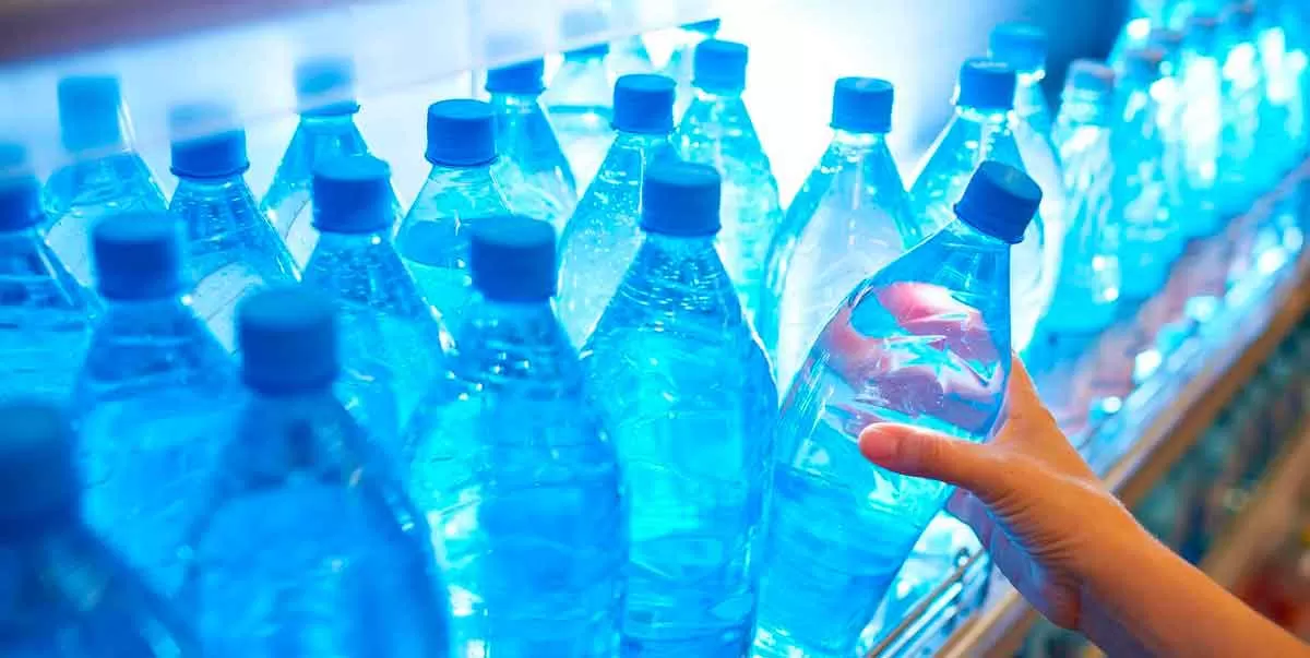 Esto es lo que sabemos sobre reutilizar muchas veces una botella de plástico agua