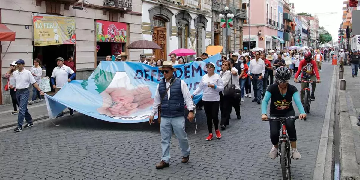 Para frenar distribución de libros de texto, Frente por la Familia se manifiesta en Puebla