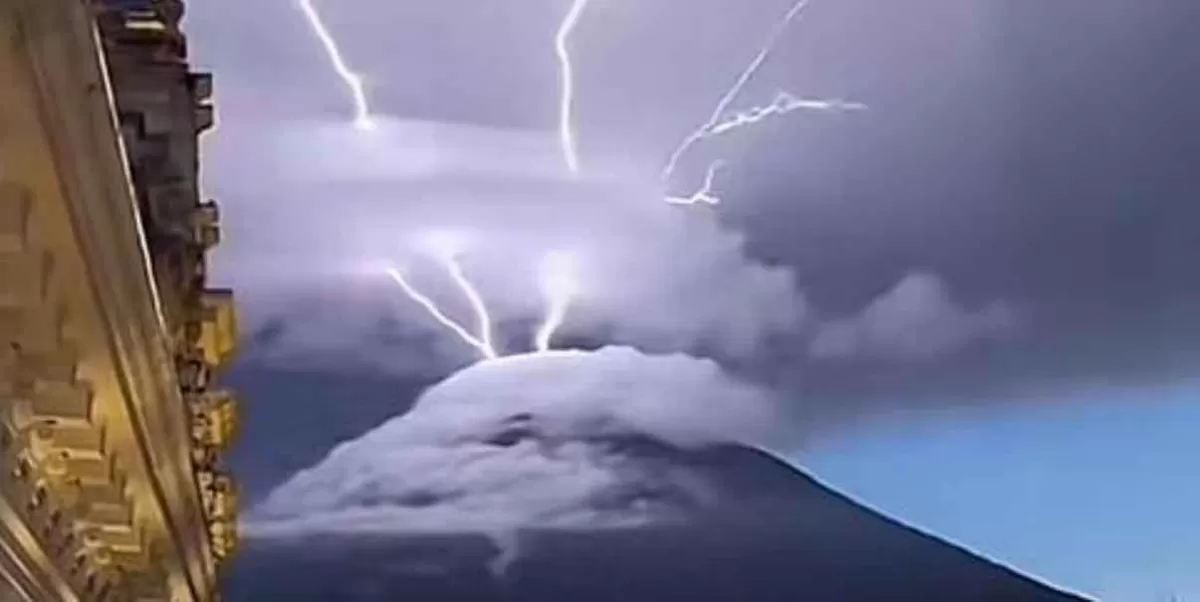 Volcán Acatenango, en Guatemala regala impresionante postal al ‘expulsar’ rayos desde su interior